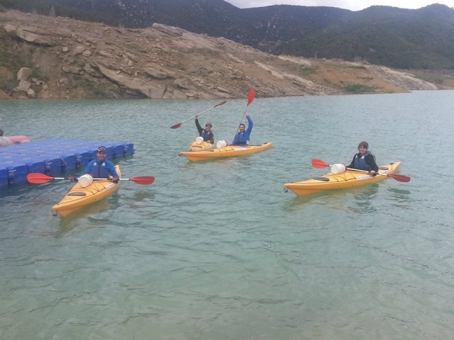  Kanus im Wasser 